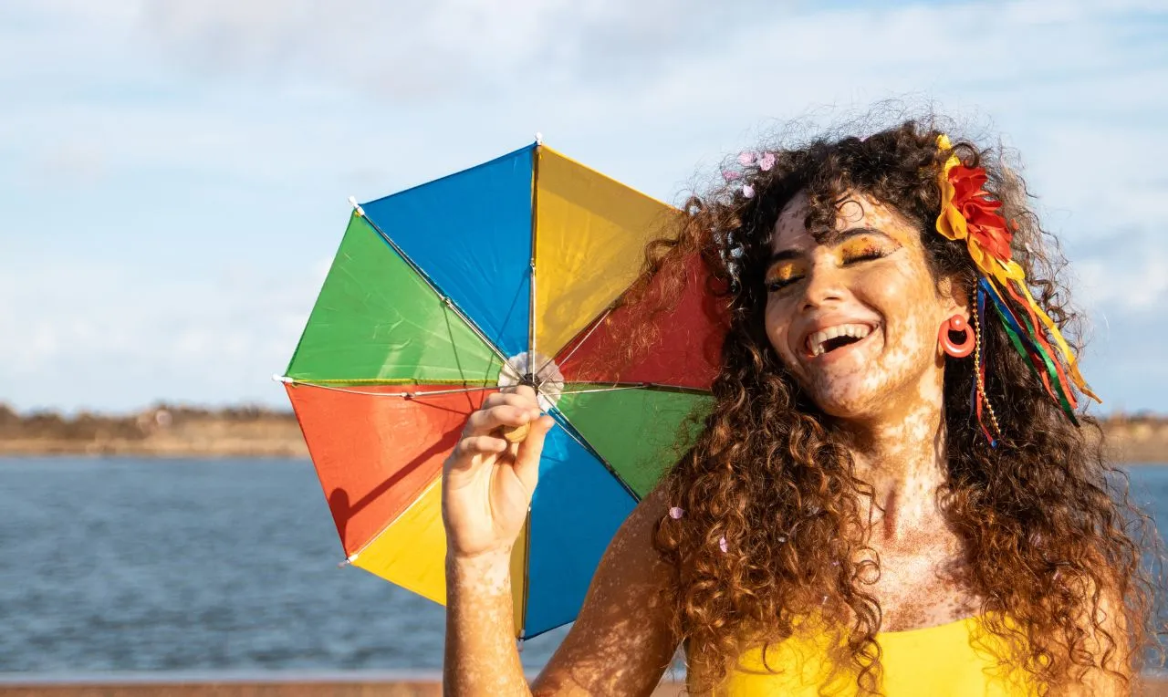 A imagem ilustra um pessoa em um ambiente de carnaval